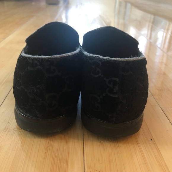 Gucci Black Crushed Velvet Logo Loafers - Picture 2 of 6